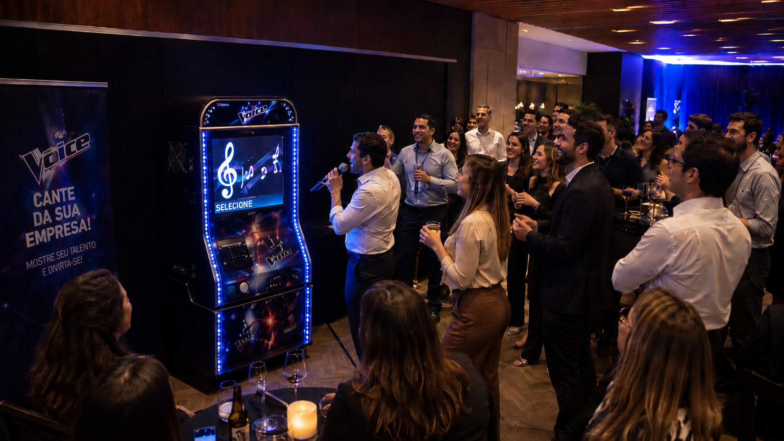 Equipe celebrando em evento corporativo com karaokê